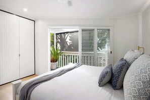 2 habitaciones, escritorio, tabla de planchar con plancha y internet