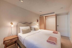 3 habitaciones, tabla de planchar con plancha, wifi y ropa de cama