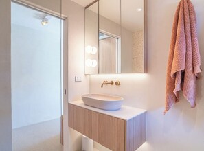 Secador de pelo, toallas