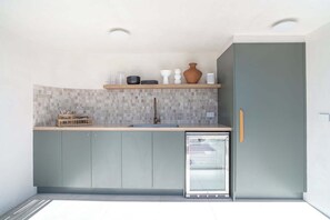 Wasserkocher mit Kaffee-/Teezubehör, Kühlschrank, Mikrowelle, Ofen