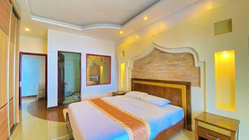 Apartamento luxo, vista parcial para o oceano | 2 quartos, escrivaninha, espaço de trabalho para notebook