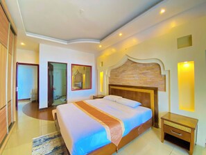 Apartamento Deluxe, vistas parciales al mar | 2 dormitorios, escritorio, espacio para trabajar con un portátil