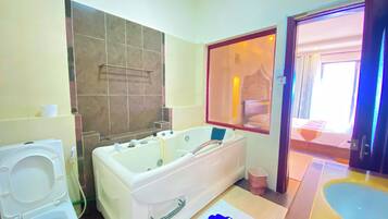 Apartamento luxo, vista parcial para o oceano | Banheiro | Banheira e chuveiro separados, produtos de toalete grátis, chinelos