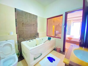 Apartamento Deluxe, vistas parciales al mar | Baño | Bañera y ducha independientes y artículos de higiene personal gratuitos