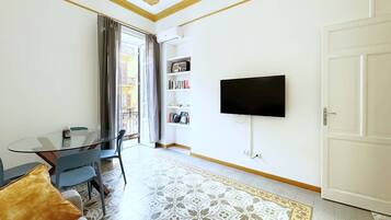 Leilighet – basic | Oppholdsområde | En 32-tommers Flatskjerm-TV med kabel-kanaler