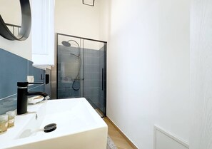 Basic-lejlighed | Badeværelse | Hårtørrer, Toiletpapir