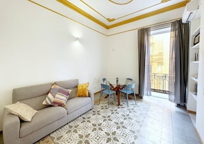 Basic Apartment | Living area | 32-inch flat-screen TV with cable channels - Solemar Sicilia - Casa Markiz (Palermo)