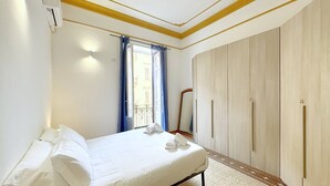 Une chambre à coucher avec un lit, une armoire et une fenêtre avec des rideaux.