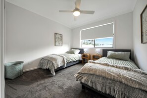 4 bedrooms, free WiFi, bed sheets - Stunning modern beach house (Narrawong)