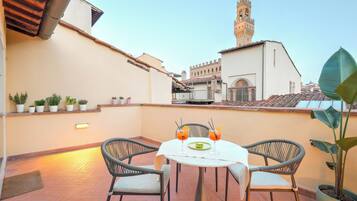 Comfort Penthouse, City View | Terrace/patio