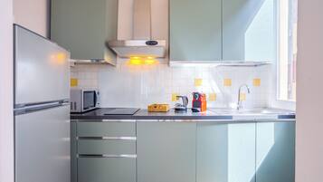 Comfort Apartment, City View | Private kitchen | Fridge, microwave, stovetop, dishwasher