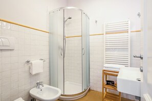 Comfort Apartment, City View | Bilik Mandi | Pancuran mandi, pengering rambut, selipar, tuala disediakan 