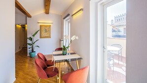 Un espace repas comprenant une table, des chaises et des plantes en pot.