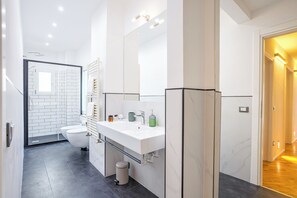 Comfort penthouse, uitzicht op stad | Badkamer | Een douche, een haardroger, pantoffels, handdoeken