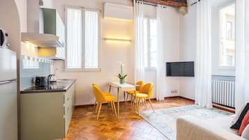 Comfort Apartment, City View | Living area