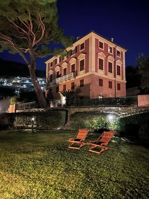 Vista frontal de la propiedad