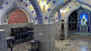 Habitació amb treballs de rajola intricats, un paviment amb dibuixos i una combinació de blaus i blancs.