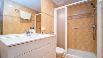 Een douche, een haardroger, een bidet, handdoeken