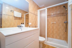 Een douche, een haardroger, een bidet, handdoeken