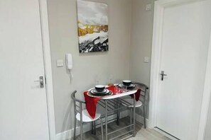Dining - Stylish and Luxury Flat in LND (Uxbridge)