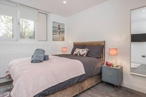 2 bedrooms, iron/ironing board, WiFi, bed sheets - Lovely 2-Bedroom Condo With Balcony and Park View (London)