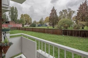 Property grounds - Lovely 2-Bedroom Condo With Balcony and Park View (London)