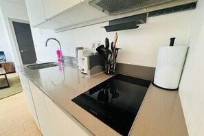 Fridge, microwave, oven, stovetop - Cosy London Luxury studio (Harrow)