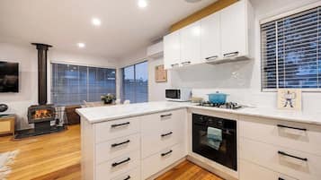 KĂŒhlschrank, Mikrowelle, Ofen, Herdplatte