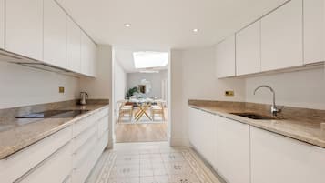 Full-sized fridge, microwave, oven, stovetop