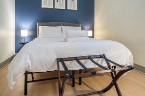 1 bedroom, iron/ironing board, WiFi, bed sheets - DERBY Ready! Relaxing unit near Churchill Downs! (Louisville)