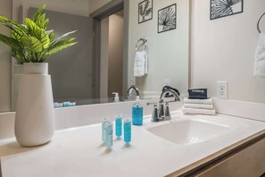 Shower, hair dryer, towels - DERBY Ready! Relaxing unit near Churchill Downs! (Louisville)