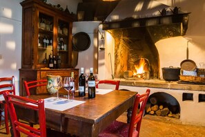 Classic House, 2 Bedrooms | Dining - Cosy Farmhouse in Bacchereto With Swimming Pool (Carmignano)