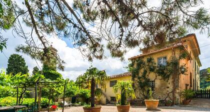 Cosy Farmhouse in Bacchereto With Swimming Pool