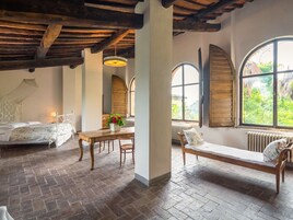 7 habitaciones, muebles diferentes y ropa de cama 