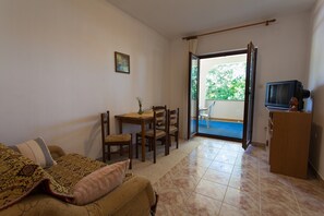 Living room - Spacious Apartment With Terrace in Malinska (Malinska-Dubasnica)