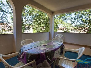 Outdoor dining - Spacious Apartment With Terrace in Malinska (Malinska-Dubasnica)