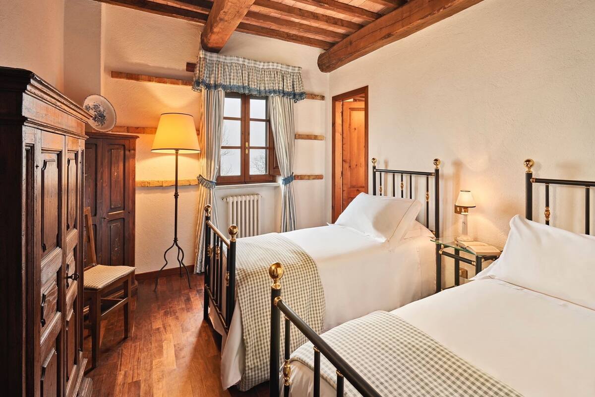 2 quartos, individualmente mobiliados, roupa de cama