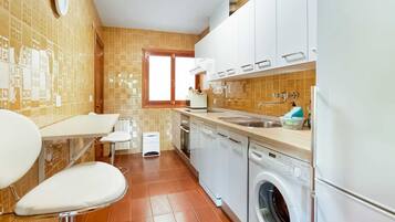 Nhà tiện nghi đơn giản, 2 phòng ngủ | Bếp riêng | Tủ lạnh, lò vi sóng, lò nướng
