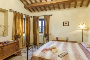8 habitaciones, tabla de planchar con plancha y ropa de cama 
