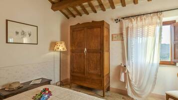 8 bedrooms, iron/ironing board, bed sheets