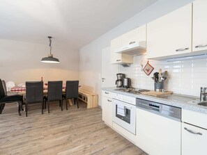 Casa conforto, 4 quartos | Cozinha privada | Geladeira, micro-ondas, fogão, cooktop