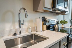 Réfrigérateur, micro-ondes, four, plaque de cuisson