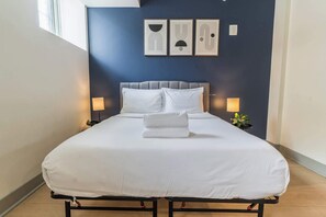 Tabla de planchar con plancha, wifi y ropa de cama 