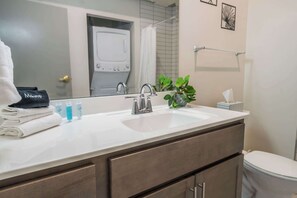 Regadera, secadora de cabello, toallas 