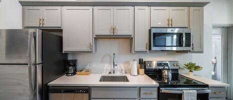 冷蔵庫、電子レンジ、オーブン、コンロ