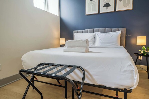 Tabla de planchar con plancha, wifi y ropa de cama 