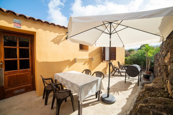 Outdoor dining - Apartment With Views of the Coastline of Tenerife (Icod de los Vinos)