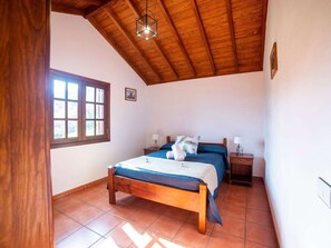 3 habitaciones, muebles diferentes y ropa de cama 