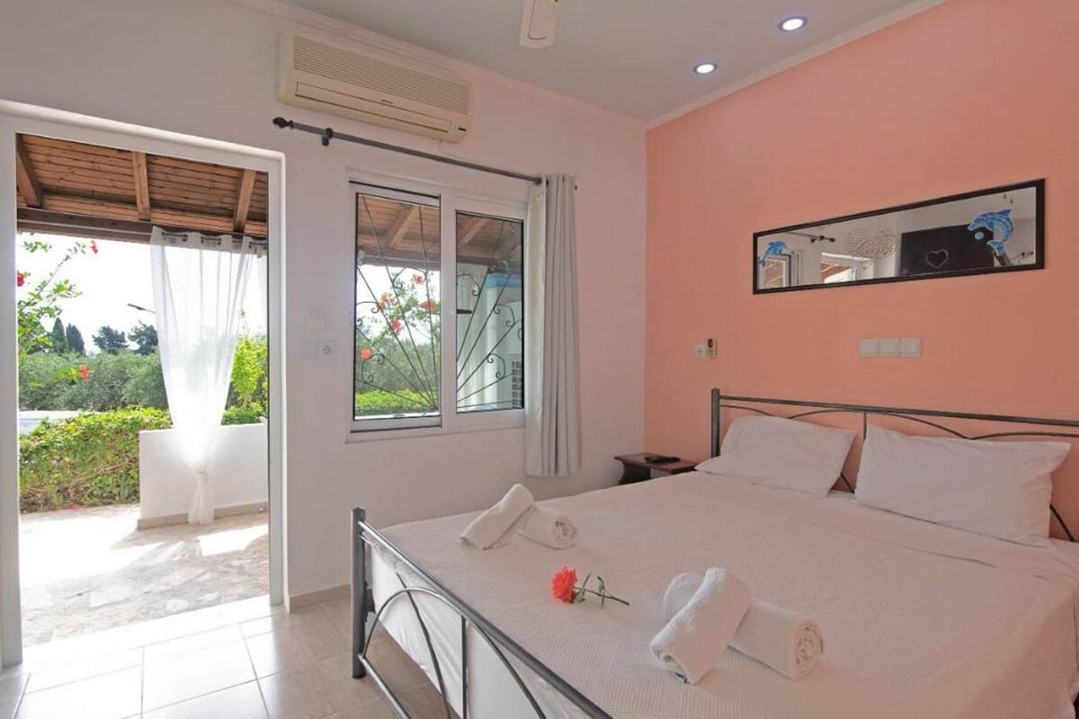Deluxe Apartment, 1 Bedroom | 4 bedrooms, iron/ironing board, individually furnished, bed sheets