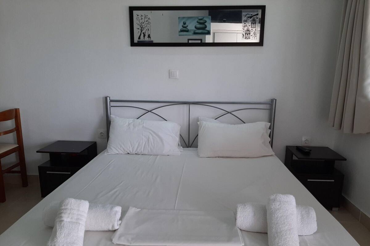 Elite Apartment, 2 Bedrooms | 4 bedrooms, iron/ironing board, individually furnished, bed sheets